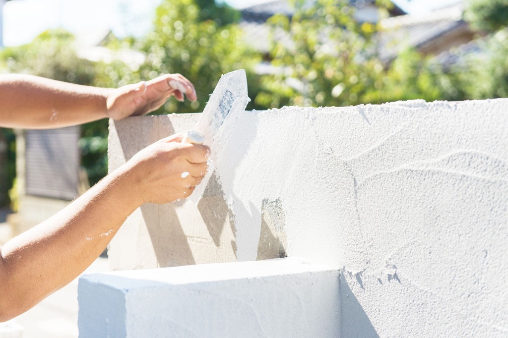 左官職人として技術を学びながら働ける珠洲市の企業で、正社員を求人募集しています